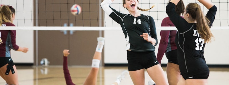 专业体育教练使用平板进行战术分析研究