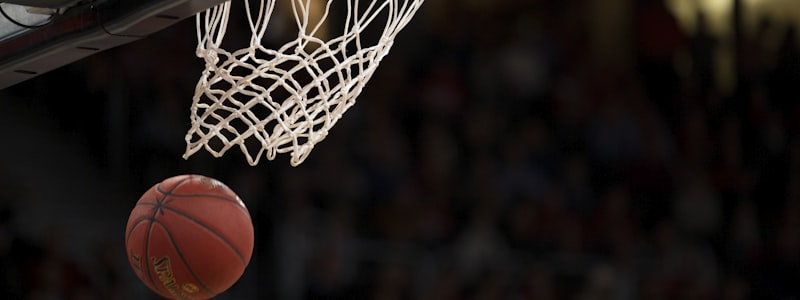 学校体育采购场景 - 学生在操场使用体育器材