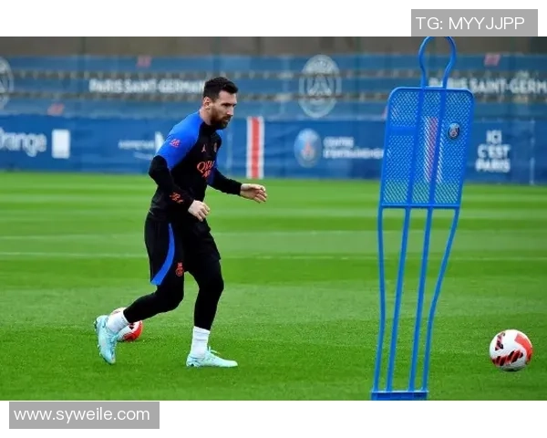 足球巨星同框合影 展现球场荣耀与友谊的完美碰撞