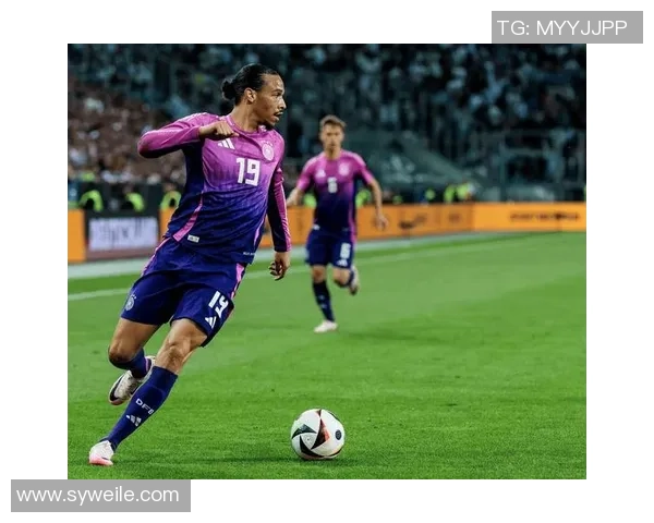 足球场上球员刺杀行为是否构成犯规及相关判罚规则解析